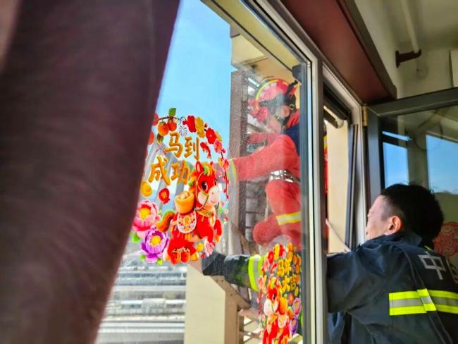 老人被反锁翻窗从27楼爬到21楼 高空惊魂救援