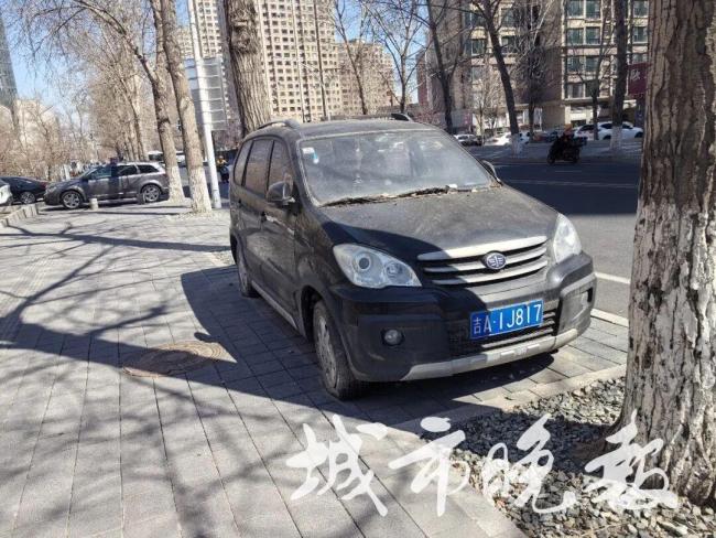 长春一辆“僵尸车”长期占道 居民生活受影响
