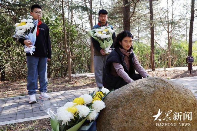 开国将军“极简墓地”仅一块圆石 遗愿体现朴素情怀