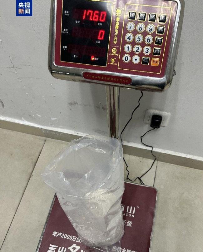 海关查获两起绑藏白银进境案 暗格藏匿银粒被识破