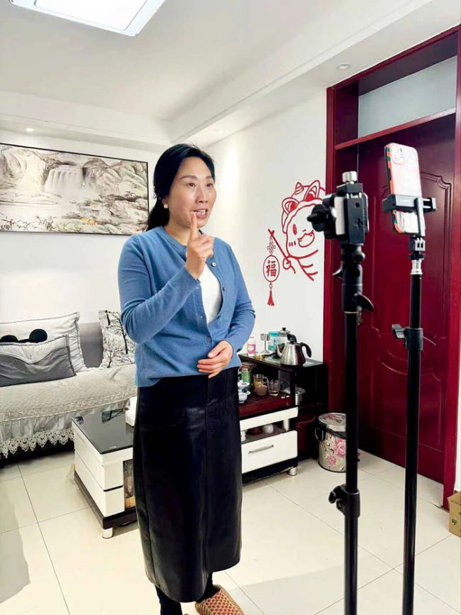 电子爸妈因亲生儿子出镜被拉黑 这些年青东谈主运行找生分东谈主喊爸妈？