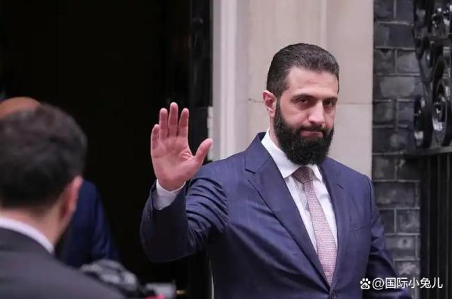 叙利亚过渡政府总统拧不开一瓶水？求助女主持人 报以尴尬微笑 叙利亚已承受太多战争