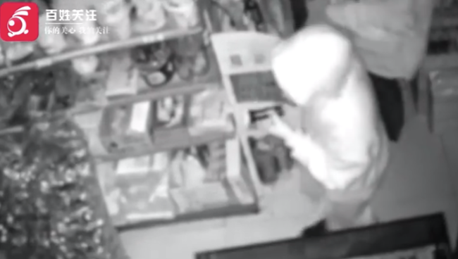 安徽黄山4人凌晨连环盗窃 在监控下清点赃物