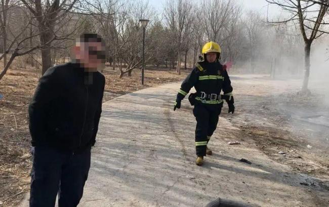 一男子辱骂消防员被拘 阻碍灭火救援受罚