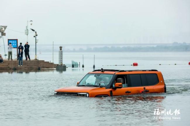 国产汽车成功横渡闽江