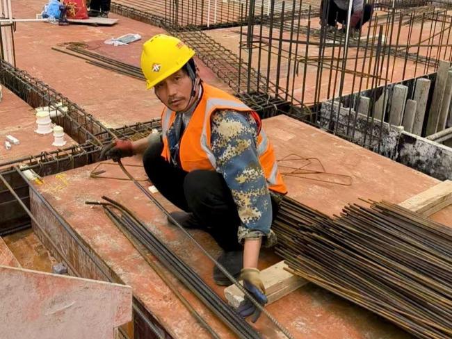 民工大叔跳河救下母女两人 英勇行为获赞无数