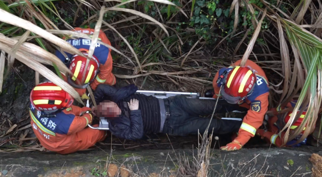 男子醉酒骑车坠入深沟次日才被发现 路人报警求助