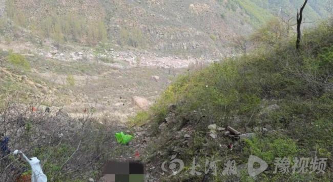 救援人员回应河南一私家车坠崖 两名女性不幸遇难