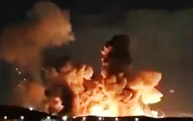 伊朗一导弹基地遭袭火光冲天