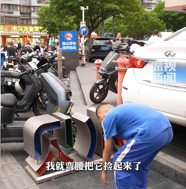 小学生捡50克金条后上交 诚信少年获赞