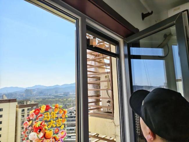 89岁老人翻窗从27楼爬到21楼 被困高空获救