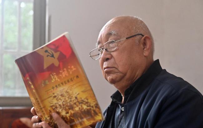 一家人守护烈士墓92年 世代铭记红军恩情