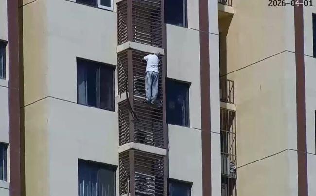 89岁奶奶翻窗从27层爬到21层 惊险救援成功