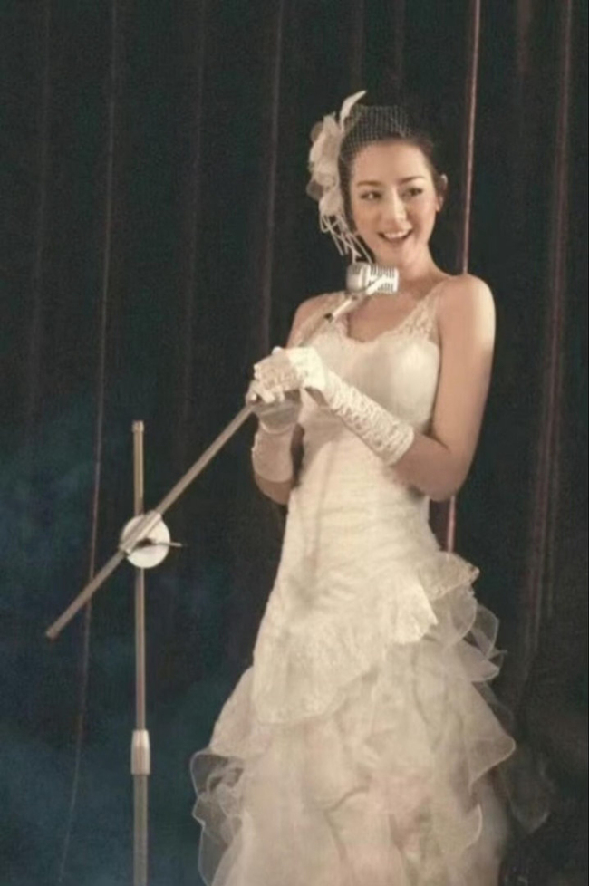 迪丽热巴素人婚纱模特时期 完全洋娃娃来的
