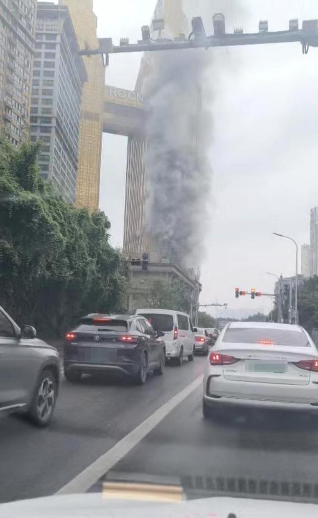 重庆“黄金双塔”被浓烟笼罩 酒店洗衣房冒烟无伤亡