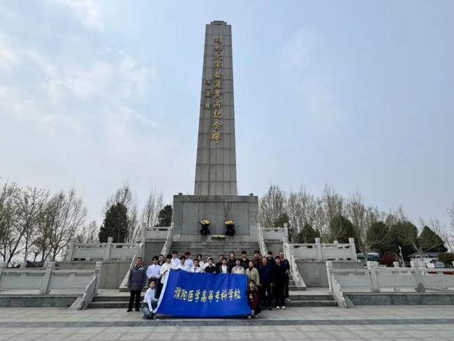 国防教育课堂开在烈士陵园 缅怀先烈铸国防