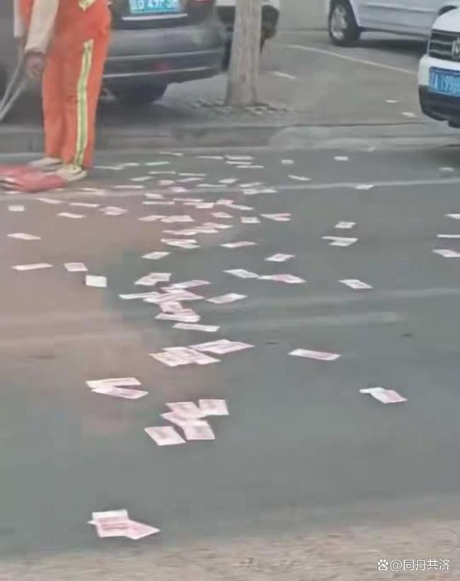 商务车后备厢放30多万大量现金飘出 街头“现金雨”引发暖心一幕
