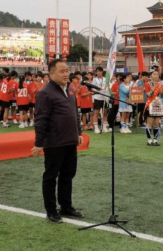 县委书记6秒闭幕发言只为孩子早休息