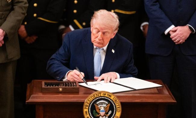 伊朗一导弹基地遭袭火光冲天 美军2000磅钻地弹袭击