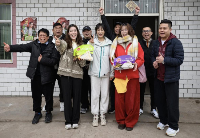 重庆摇人按猪女孩现状：已回城工作 小山村期待蜕变