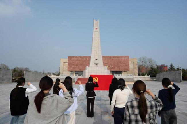 国防教育课堂开在烈士陵园 缅怀先烈铸国防