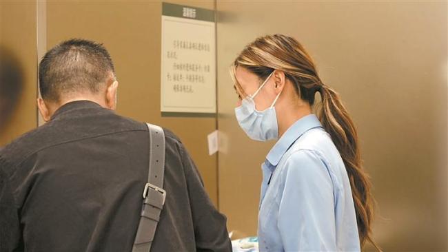 “00后”守墓人为逝者摆上玩偶抱枕 温柔送别抚慰人心