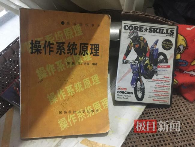张雪老家床边放着国防科大教材 自学成就摩托车冠军