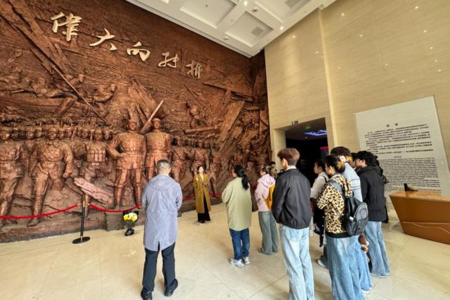 国防教育课堂开在烈士陵园 缅怀先烈铸国防