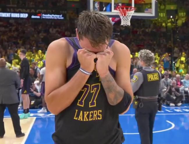 东契奇摸自己大腿 无对抗中意外受伤