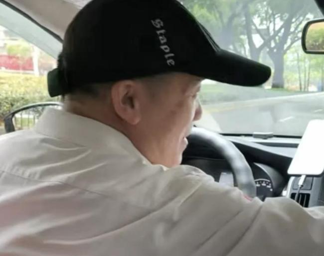 男孩捡金条咬了一口竟是真的 拾金不昧暖人心