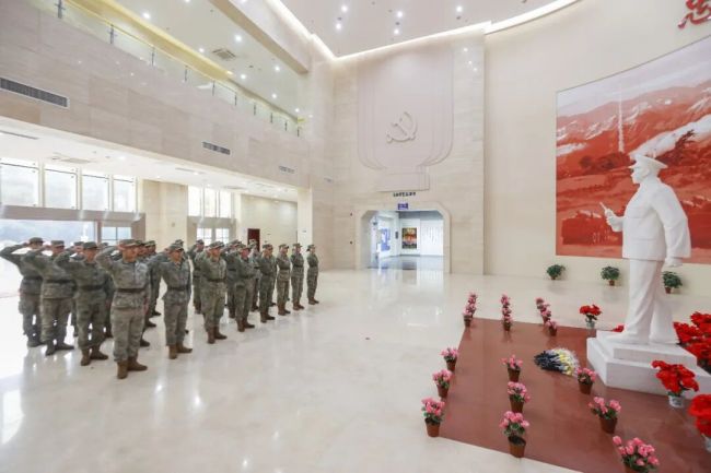 火箭军官兵缅怀“导弹司令”杨业功 传承英模精神续荣光