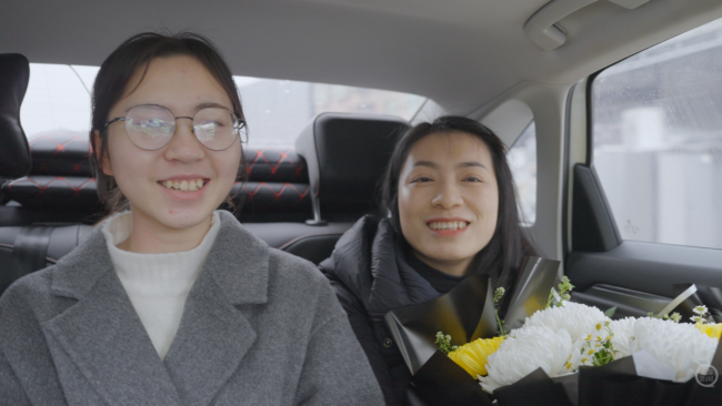 无手无脚女老师穿坏百双布鞋求学 感恩与传承之路