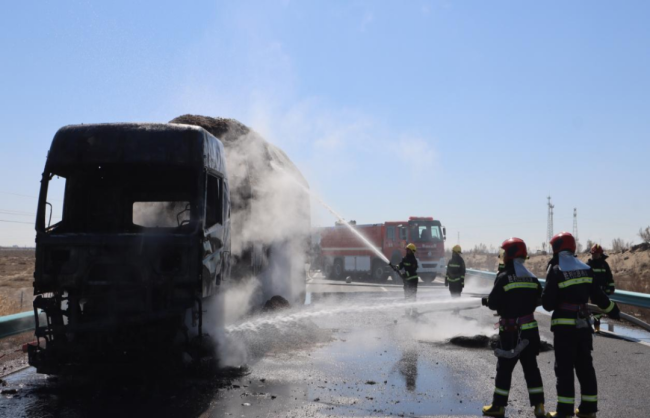 满载农资货车着火 消防成功扑灭明火 15分钟紧急救援