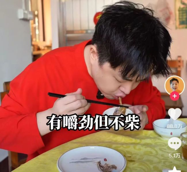 爆火鸡煲店老板称用的冰冻鸡 网红探店带火小店