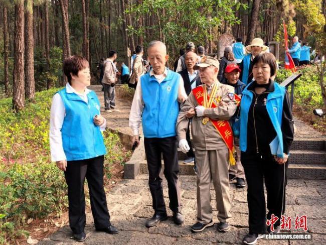 远征军老兵跨越千里抵滇祭奠抗战英烈