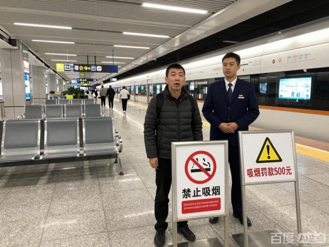 高铁站禁烟仅1天男子当众吸烟被拍