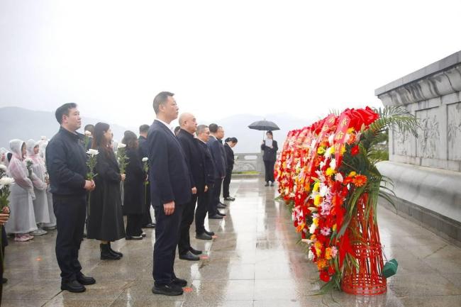 四川各界群众清明祭英烈