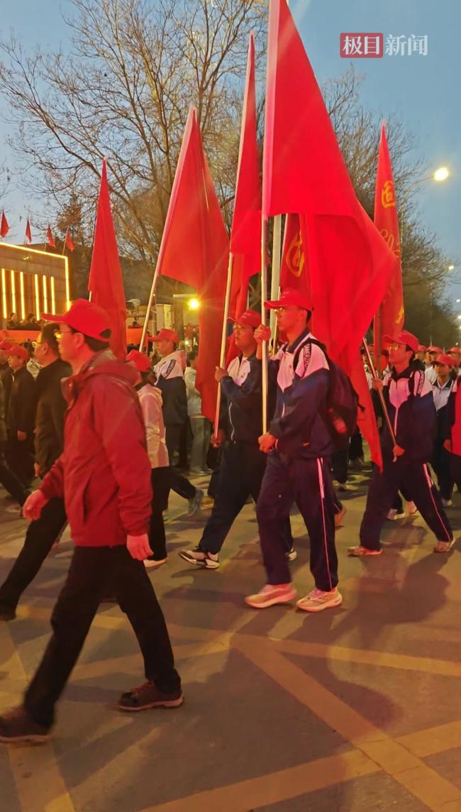 徒步百里祭英烈学生当妈后送娃参加