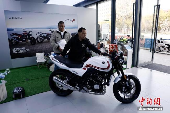 张雪820型摩托车发货 夺冠同款热销中