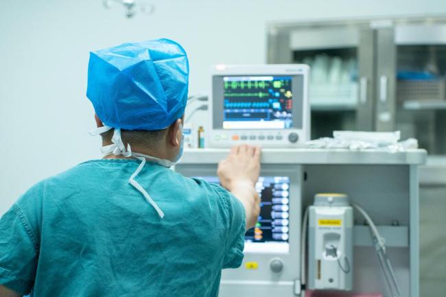 上万名老挝人在中国边境县医院看病