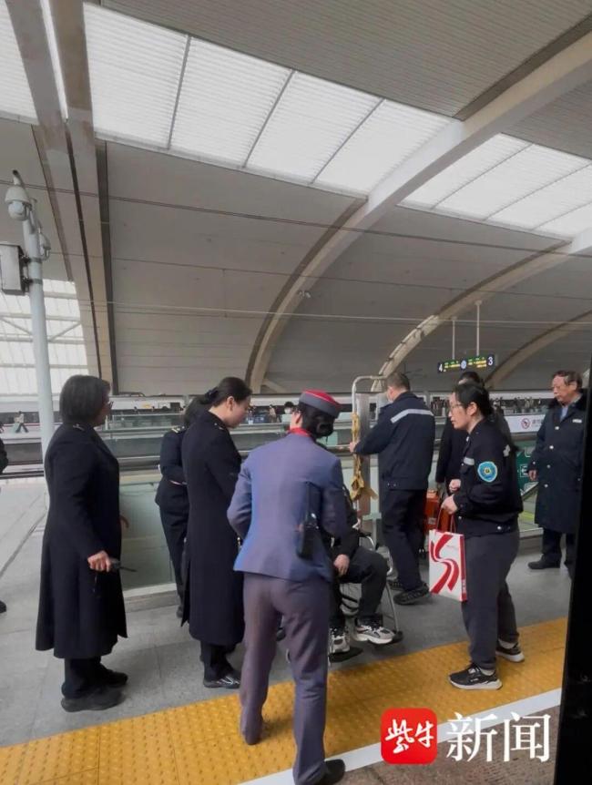 乘客突发不适列车广播唤来三位医者 紧急救援展现人间温情
