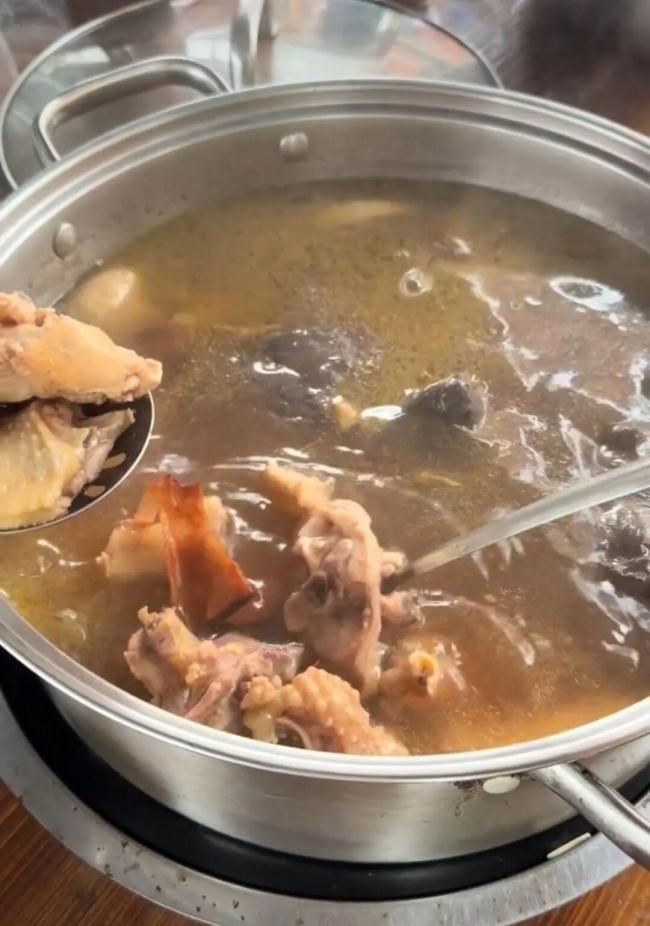 全网最不想火的鸡煲店老板累到自黑 爆红后苦不堪言