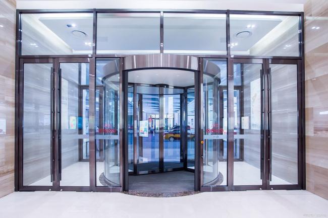 酒店员工提醒小孩别玩旋转门家长报警