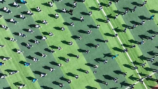 这不是健身房 这是新疆一中学走廊 课间秒变健身区