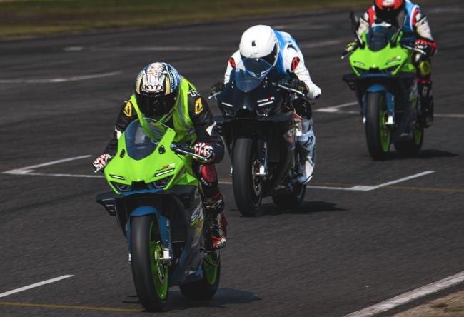 张雪:从辍学到行业领军者的自学之路 梦想与坚持的力量