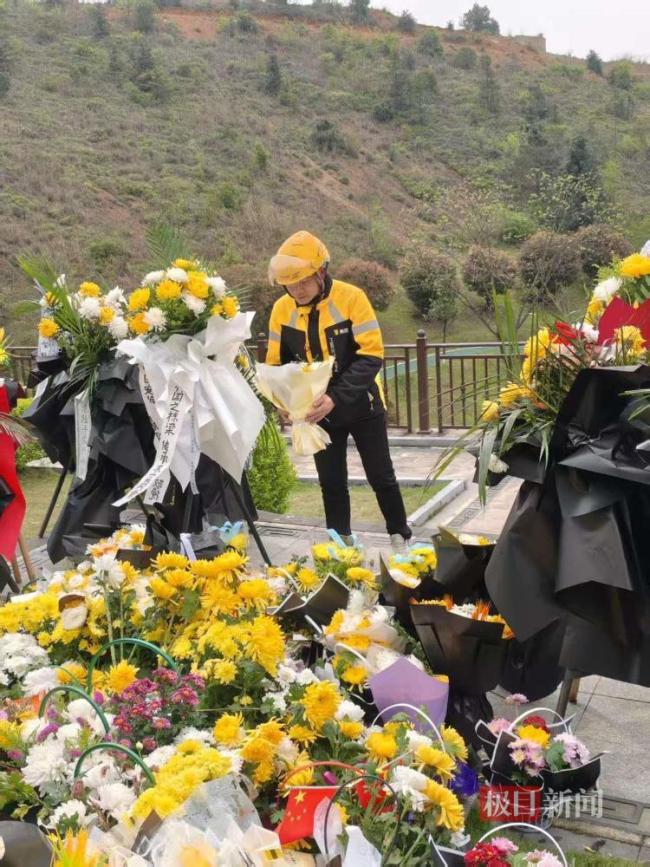 网友委托外卖小哥到袁隆平墓地献花 鲜花寄托哀思与敬意