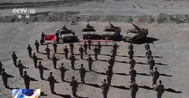 官兵们在康西瓦烈士陵园祭奠英烈