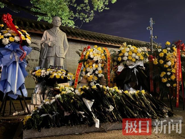 吴石将军故居前摆满鲜花