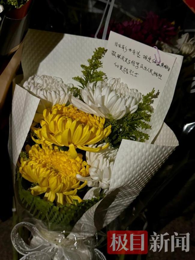 吴石将军故居前摆满鲜花 市民游客缅怀先烈