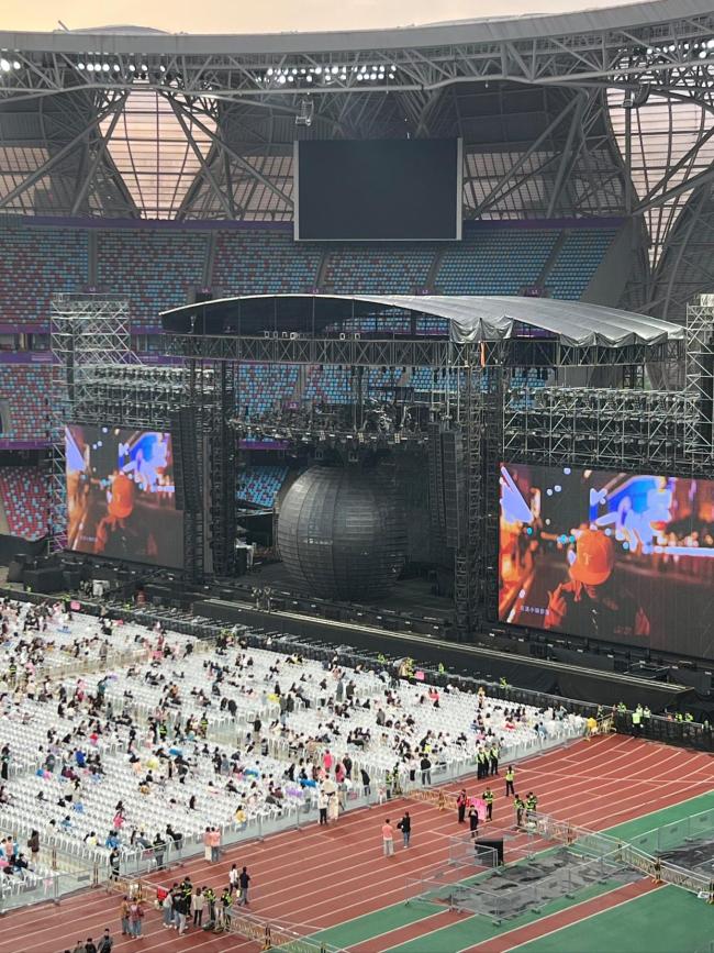 周杰伦演唱会大屏上的昆凌